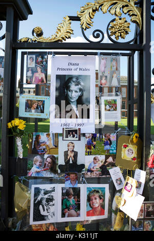 Londra, Regno Unito. Il 31 agosto 2017. Omaggi a Diana, principessa di Galles, fuori dalle porte di Kensington Palace, in occasione del ventesimo anniversario della sua morte. Foto Stock