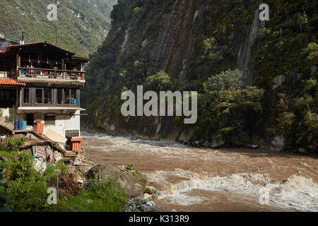 Fiume Urubamba, ad Aguas Calientes, Valle Sacra, Perù, Sud America Foto Stock