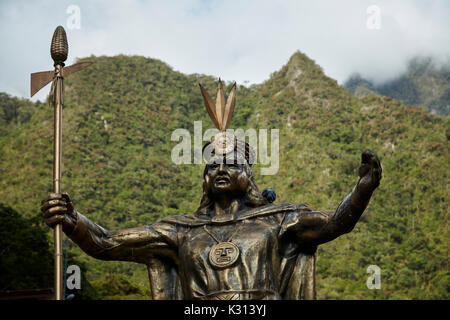 Statua di Pachacutec, Aguas Calientes, Valle Sacra, Perù, Sud America Foto Stock