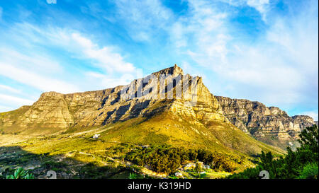 Vista della Table Mountain e i dodici Apostoli da un sentiero escursionistico per la parte superiore della testa di leoni di montagna vicino a Città del Capo in Sud Africa in una bella giornata invernale Foto Stock