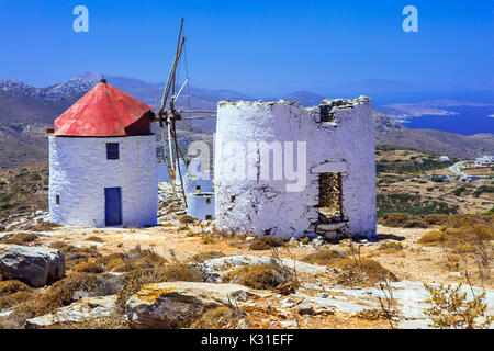 Le autentiche isole Greche - unica Amorgos. Vista del villaggio di Chora con vecchi mulini a vento Foto Stock