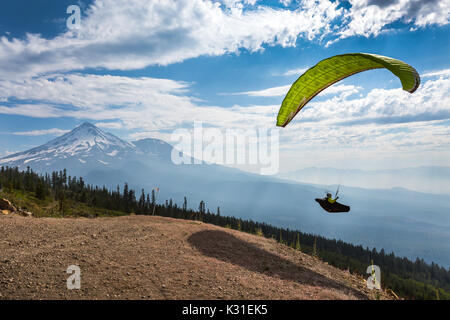 Il parapendio decolla da Whaleback lancio nei pressi del Monte Shasta nel nord della California Foto Stock