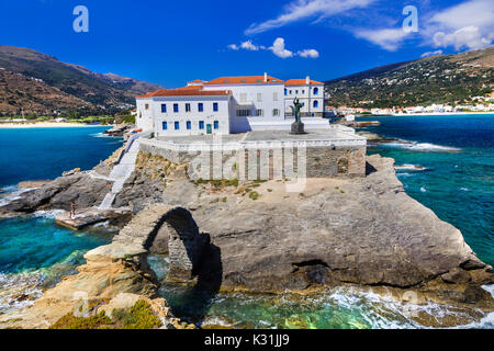 Le autentiche isole della Grecia - Andros. Vista con Chora village Foto Stock