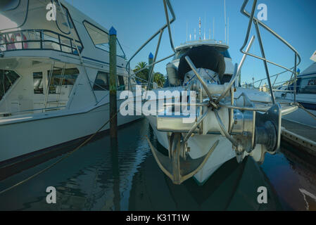 Barche ormeggiate sulla marina, con abbondanza di spazio per il testo. Grandi yacht in Whitianga Coromandel, Marina in Nuova Zelanda Foto Stock