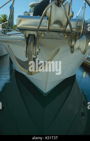 Barche ormeggiate sulla marina, con abbondanza di spazio per il testo. Grandi yacht in Whitianga Coromandel, Marina in Nuova Zelanda Foto Stock