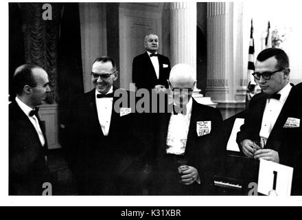 Johns Hopkins University facoltà e laureati hanno le conversazioni durante l'università commemorazione della giornata, celebrando l'università di fondazione, a Baltimora, Maryland, 22 febbraio 1963. Foto Stock