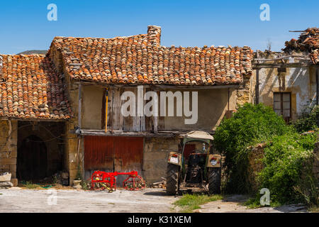 Antico casale in pietra. Las Merindades County Burgos, Castiglia e Leon, Spagna, Europa Foto Stock