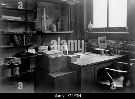 Seppia fotografia del secondo piano ufficio del farmacista Walter Albert Patrick, ex appartenenti al farmacista Harry Clary Jones, all'interno dell'edificio di chimica presso Old Campus della Johns Hopkins University, mostrando una scrivania e gli scaffali con i record e chimica della vetreria accanto a una finestra luminosa, Baltimore, Maryland, 1924. Foto Stock