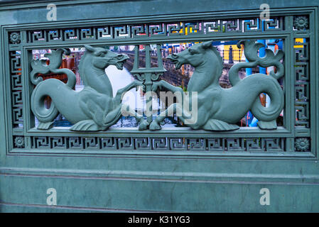 Il cavallo d'acqua figura sul ponte sul fiume Sprea a Berlino, Germania Foto Stock