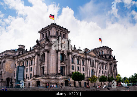 Il palazzo del Reichstag a Berlino, Germania, visto da una serata crociera fluviale sul fiume Spree Foto Stock