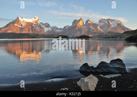 Sunrise a Lago Pehoe, parco nazionale Torres del Paine, Cile, Patagonia Foto Stock