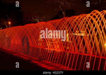 Tunnel di sorprese Fontana al Magic circuito idrico (più grande del mondo complesso fontana), Parco della Riserva, Lima, Perù, Sud America Foto Stock