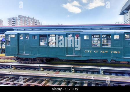 Brooklyn, New York - Giugno 18, 2017: Vintage alla metropolitana treno che viaggia tra Kings Highway e Spiaggia di Brighton a Brooklyn, New York. Foto Stock