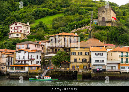 Pasaia Donibane. Villaggio di Pescatori di Pasajes de San Juan. San Sebastian, Golfo di Biscaglia, provincia di Gipuzkoa, Paesi Baschi, Spagna, Europa Foto Stock