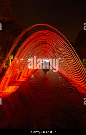 Tunnel di sorprese Fontana al Magic circuito idrico (più grande del mondo complesso fontana), Parco della Riserva, Lima, Perù, Sud America Foto Stock