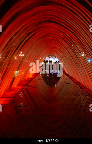 Tunnel di sorprese Fontana al Magic circuito idrico (più grande del mondo complesso fontana), Parco della Riserva, Lima, Perù, Sud America Foto Stock