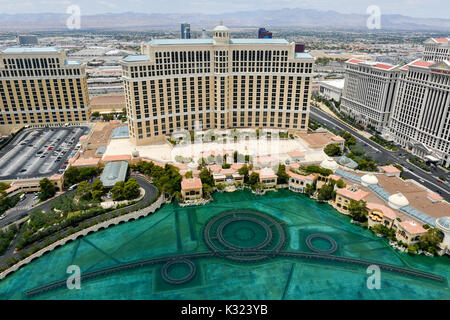 Las Vegas, Nevada - 24 Maggio 2014: Bellagio e Caesars Palace vista in Las Vegas. Entrambi gli hotel sono tra i 15 hotel più grandi al mondo con 3,950 e 3 Foto Stock