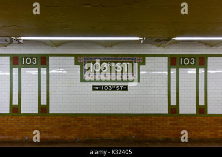 New York City - Agosto 19, 2017: 103 Street Subway Station in New York City metropolitana sistema su 1 linea ferroviaria. Foto Stock