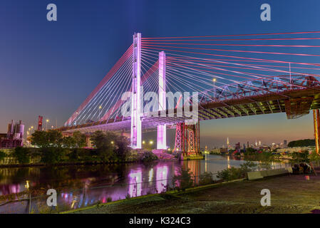 Il nuovo e il vecchio Kosciuszko ponti di congiunzione e di Brooklyn Queens a New York City in Newtown Creek. Il nuovo ponte è un cavo-alloggiato ponte mentre l'ol Foto Stock
