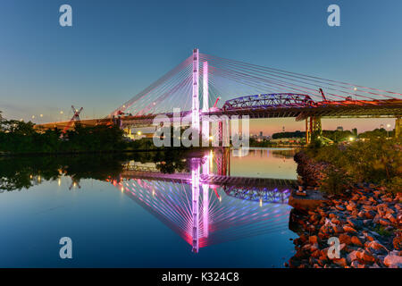 Il nuovo e il vecchio Kosciuszko ponti di congiunzione e di Brooklyn Queens a New York City in Newtown Creek. Il nuovo ponte è un cavo-alloggiato ponte mentre l'ol Foto Stock