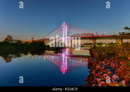 Il nuovo e il vecchio Kosciuszko ponti di congiunzione e di Brooklyn Queens a New York City in Newtown Creek. Il nuovo ponte è un cavo-alloggiato ponte mentre l'ol Foto Stock