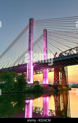 Il nuovo e il vecchio Kosciuszko ponti di congiunzione e di Brooklyn Queens a New York City in Newtown Creek. Il nuovo ponte è un cavo-alloggiato ponte mentre l'ol Foto Stock