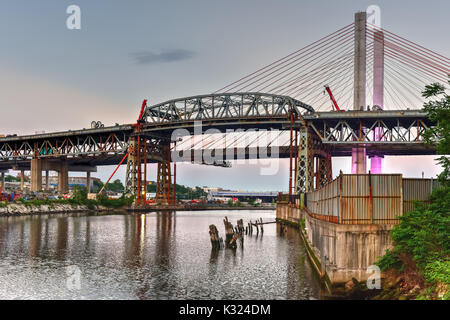 Il nuovo e il vecchio Kosciuszko ponti di congiunzione e di Brooklyn Queens a New York City in Newtown Creek. Il nuovo ponte è un cavo-alloggiato ponte mentre l'ol Foto Stock