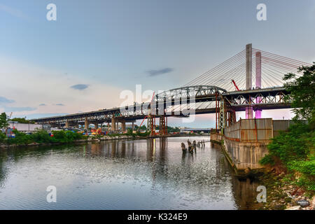 Il nuovo e il vecchio Kosciuszko ponti di congiunzione e di Brooklyn Queens a New York City in Newtown Creek. Il nuovo ponte è un cavo-alloggiato ponte mentre l'ol Foto Stock