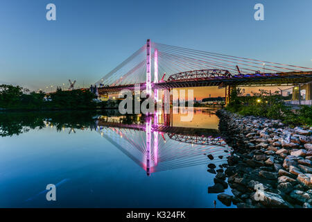 Il nuovo e il vecchio Kosciuszko ponti di congiunzione e di Brooklyn Queens a New York City in Newtown Creek. Il nuovo ponte è un cavo-alloggiato ponte mentre l'ol Foto Stock