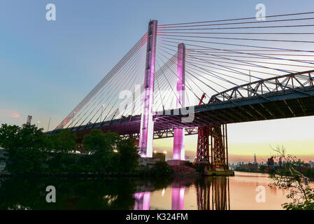 Il nuovo e il vecchio Kosciuszko ponti di congiunzione e di Brooklyn Queens a New York City in Newtown Creek. Il nuovo ponte è un cavo-alloggiato ponte mentre l'ol Foto Stock