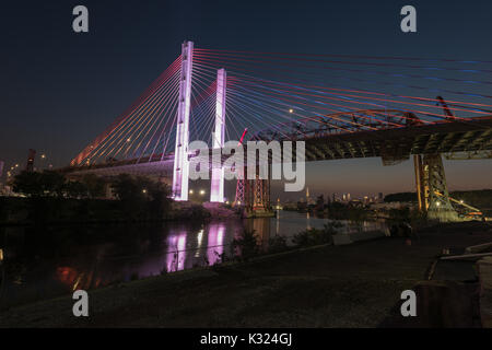 Il nuovo e il vecchio Kosciuszko ponti di congiunzione e di Brooklyn Queens a New York City in Newtown Creek. Il nuovo ponte è un cavo-alloggiato ponte mentre l'ol Foto Stock
