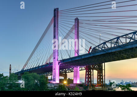 Il nuovo e il vecchio Kosciuszko ponti di congiunzione e di Brooklyn Queens a New York City in Newtown Creek. Il nuovo ponte è un cavo-alloggiato ponte mentre l'ol Foto Stock
