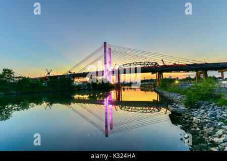 Il nuovo e il vecchio Kosciuszko ponti di congiunzione e di Brooklyn Queens a New York City in Newtown Creek. Il nuovo ponte è un cavo-alloggiato ponte mentre l'ol Foto Stock