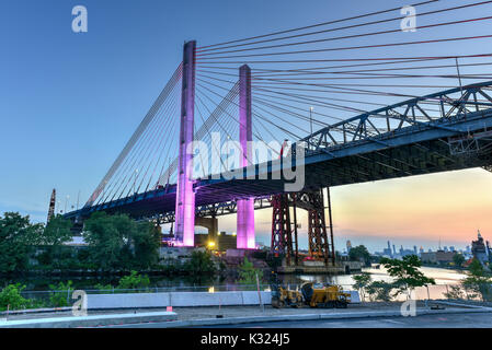 Il nuovo e il vecchio Kosciuszko ponti di congiunzione e di Brooklyn Queens a New York City in Newtown Creek. Il nuovo ponte è un cavo-alloggiato ponte mentre l'ol Foto Stock