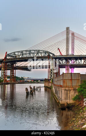 Il nuovo e il vecchio Kosciuszko ponti di congiunzione e di Brooklyn Queens a New York City in Newtown Creek. Il nuovo ponte è un cavo-alloggiato ponte mentre l'ol Foto Stock