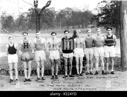 Tutti gamma membri della Johns Hopkins University uomini cross country team, Sud Atlantico A.A.U. Champions nel 1927, stand al di fuori di una linea indossano uniformi da campus campi da tennis, ciascuno stato identificato da ultimo nome, inclusi bambino, Gwim, Wheeker, Kelly, Schiebel, Rosser, Yellott, Emerson e onorato, Baltimore, Maryland, Settembre, 1927. Foto Stock