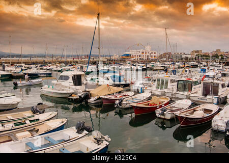 Puerto Chico marina port al tramonto. Santander, Mare cantabrico, Cantabria, Spagna, Europa Foto Stock