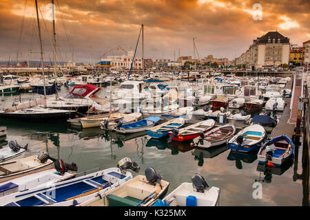 Puerto Chico marina port al tramonto. Santander, Mare cantabrico, Cantabria, Spagna, Europa Foto Stock