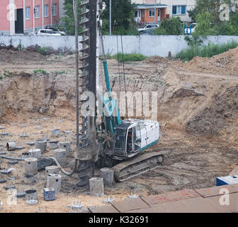 Pali forati rig macchina in funzionamento sul sito in costruzione Foto Stock