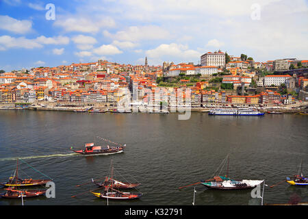 Lo skyline di Porto in Portogallo Foto Stock