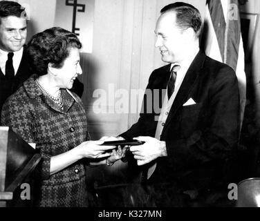 Lo studioso colombiano, ricercatore e docente in discipline umanistiche Ramon Eduardo De Zubiria (destra) stringe la mano con una donna non identificato, 1965. Foto Stock