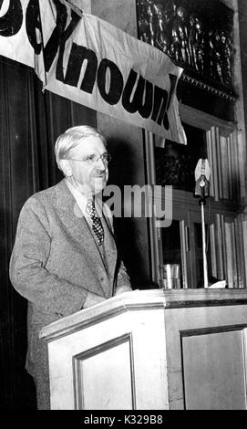 Filosofo americano, psicologo e riformatore educativo John Dewey sorge in corrispondenza di un podio presentando Trotsky risultanze della Commissione, 1937. Foto Stock