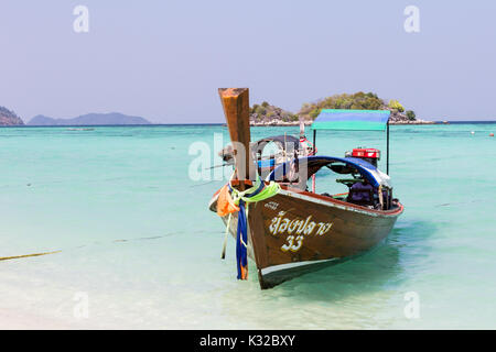 Barca dalla coda lunga all'ancoraggio, Koh Lipe, Satun, Thailandia Foto Stock