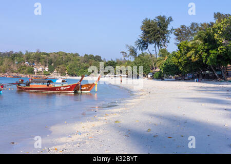 Barche ormeggiate su Sunrise Beach, la mattina presto, Koh Lipe, Satun, Thailandia Foto Stock
