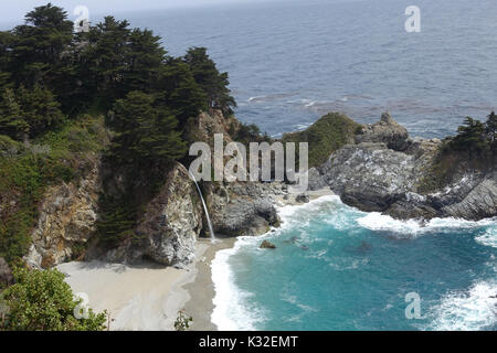 McWay Falls - sicuramente un a non perdere il punto di riferimento per chi viaggia lungo l'autostrada 1. Foto Stock