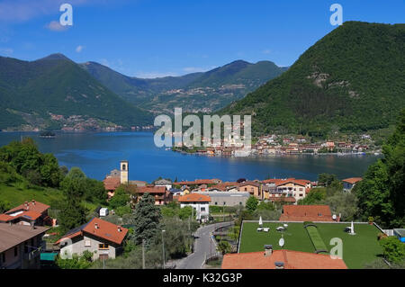 Lago d'Iseo e isola Monte Isola nelle Alpi, Lombardia nel nord Italia Foto Stock