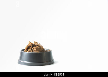 Alimento umido per cani e gatti in ciotola su sfondo bianco. Foto Stock