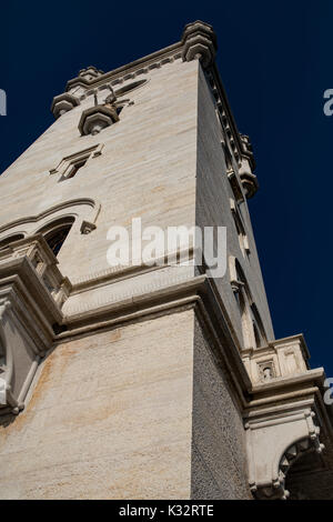 Il castello di Miramare, la torre. Il Castello di Miramare, Golfo di Trieste vicino a Trieste, Italia. Cielo blu scuro. L'estate. Foto Stock