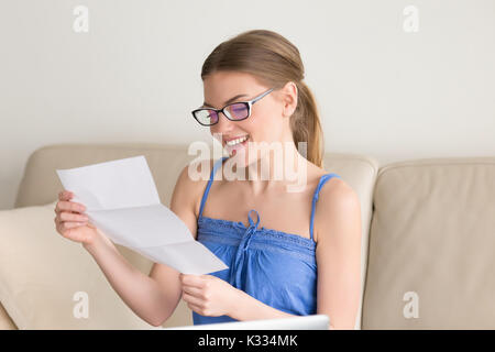 Femmina di indossare un abbigliamento informale positivo ricevuto i risultati degli esami Foto Stock