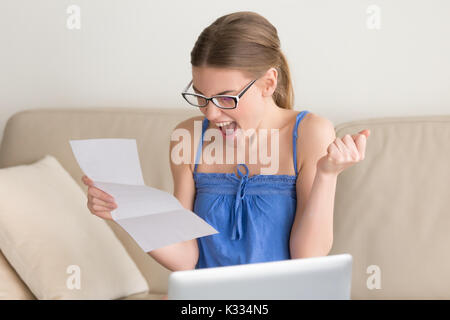 Sorridenti lady lettura la lettera con buone notizie Foto Stock